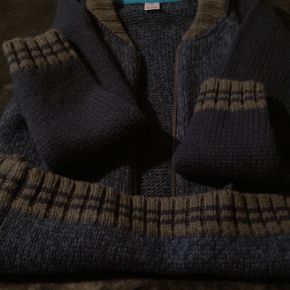 Carter’s zip down sweater.  Boys size 8 - Picture 3 of 4